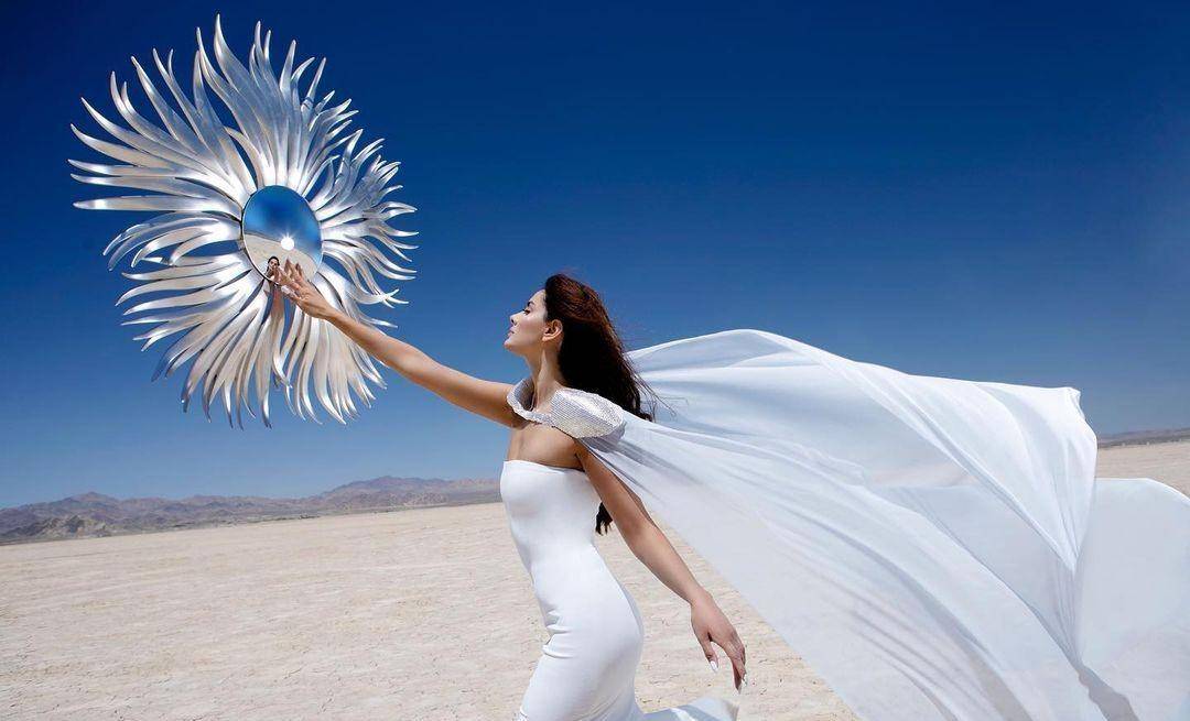 伊朗超模mahlagha jaberi一袭"黑色亮片露背短裙"性感迷人_是一种