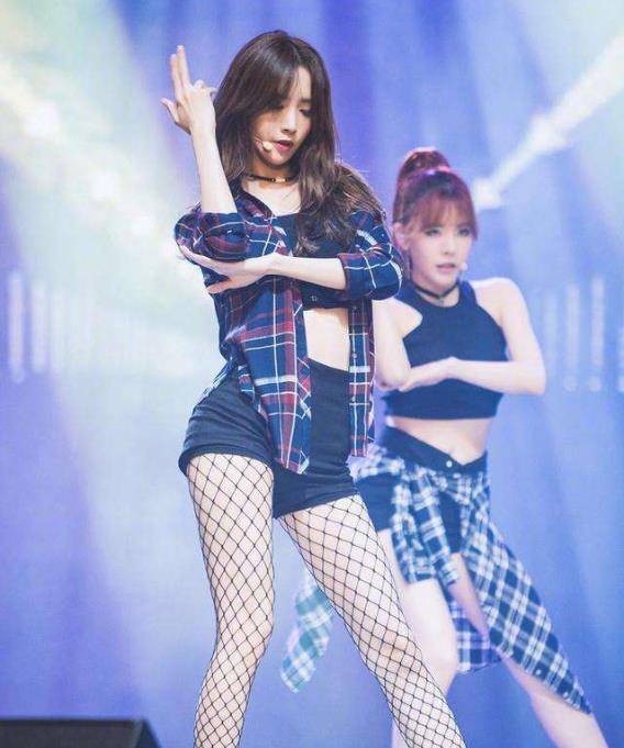 牛仔短裤搭配渔网丝袜,林允儿的迷人舞姿,网友:太完美_女神_气质_时尚