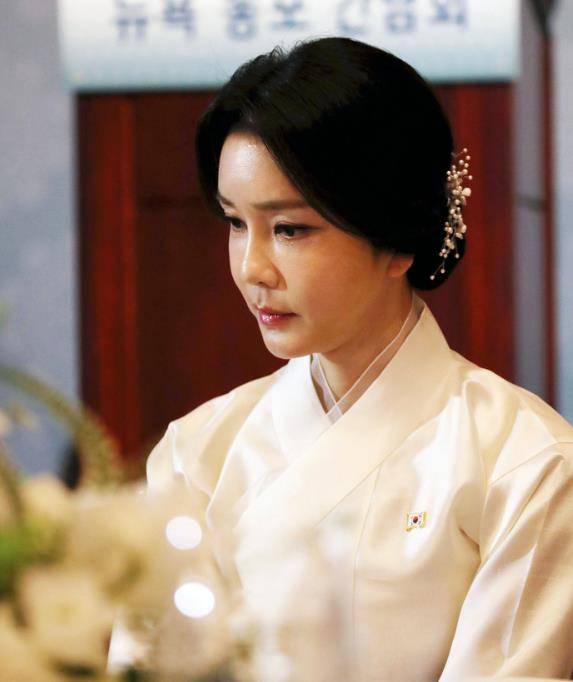 原创韩国第一夫人美炸了古装造型仙气飘飘一张旺夫脸雍容华贵