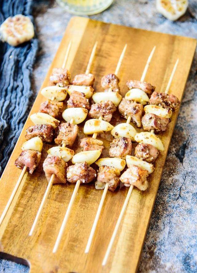 大蒜粉半茶匙,花椒粉1/4茶匙调料:万能烧烤料做法:7,直至蒜瓣肉烤