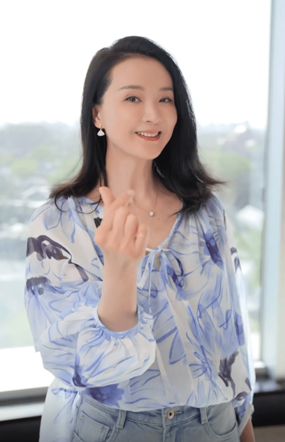 果子肌突出,超宽双眼皮太抢镜,牛莉更离谱_网友_照片_鼻子