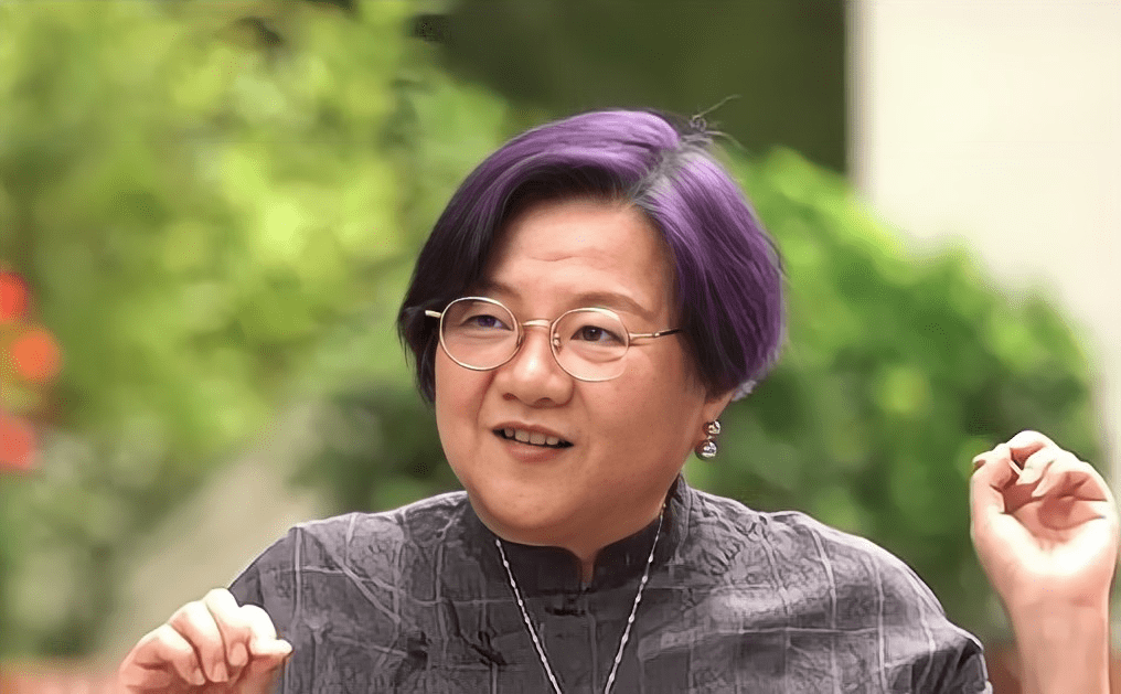 陈凯歌前妻洪晃,曾批评张艺谋,嘲讽冯小刚,如今过得怎么样?
