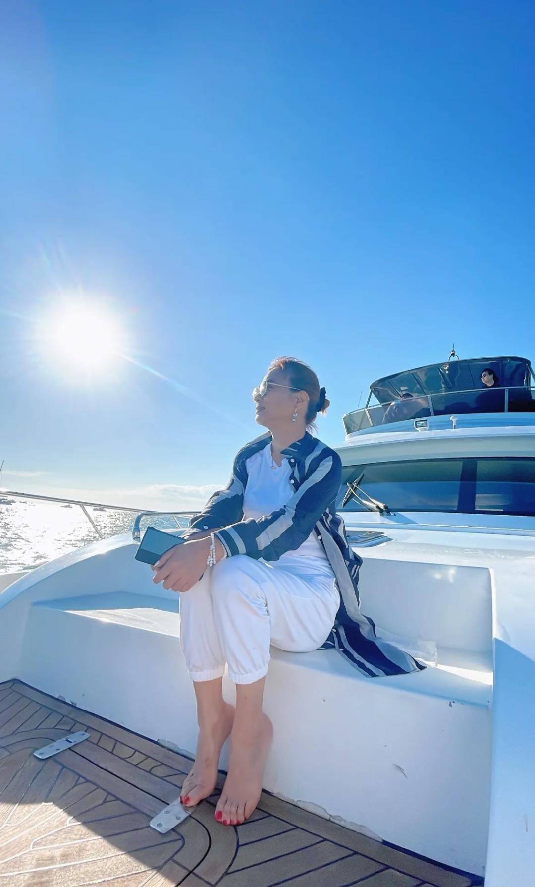 妆的李玲玉自然而自信,60岁的她,白发不灰不软,越老越美_感觉_黑色_很