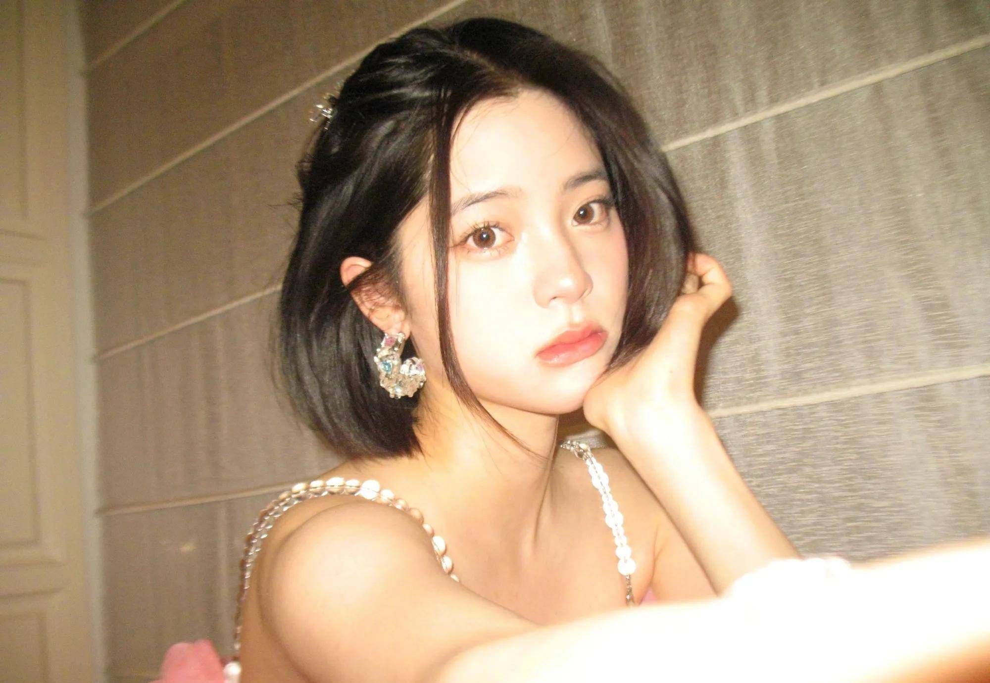 欧阳娜娜粉色纱裙展现少女气氛_睫毛_漂亮_吊带