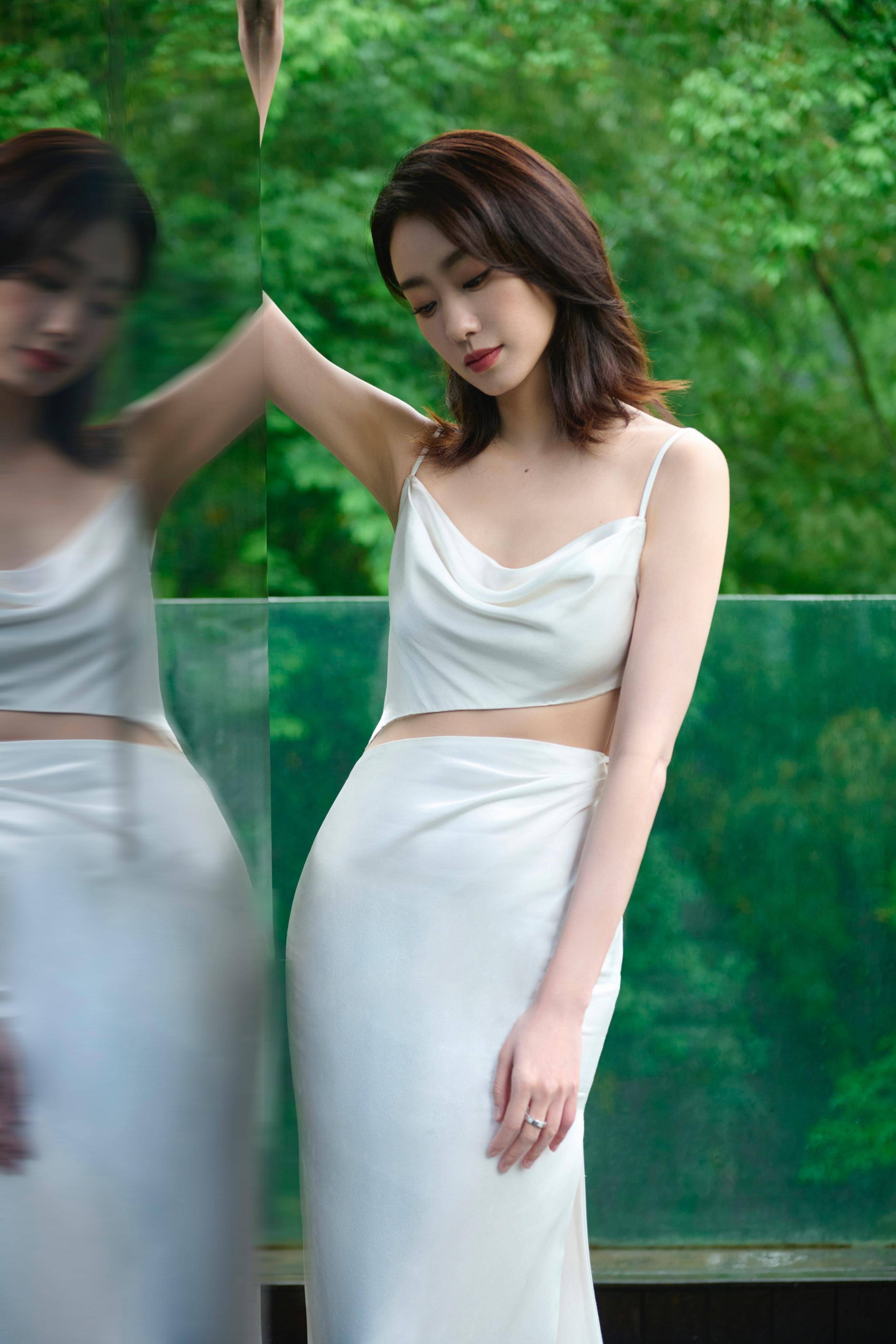张小斐白色露背长裙_丛林_清香_散发出