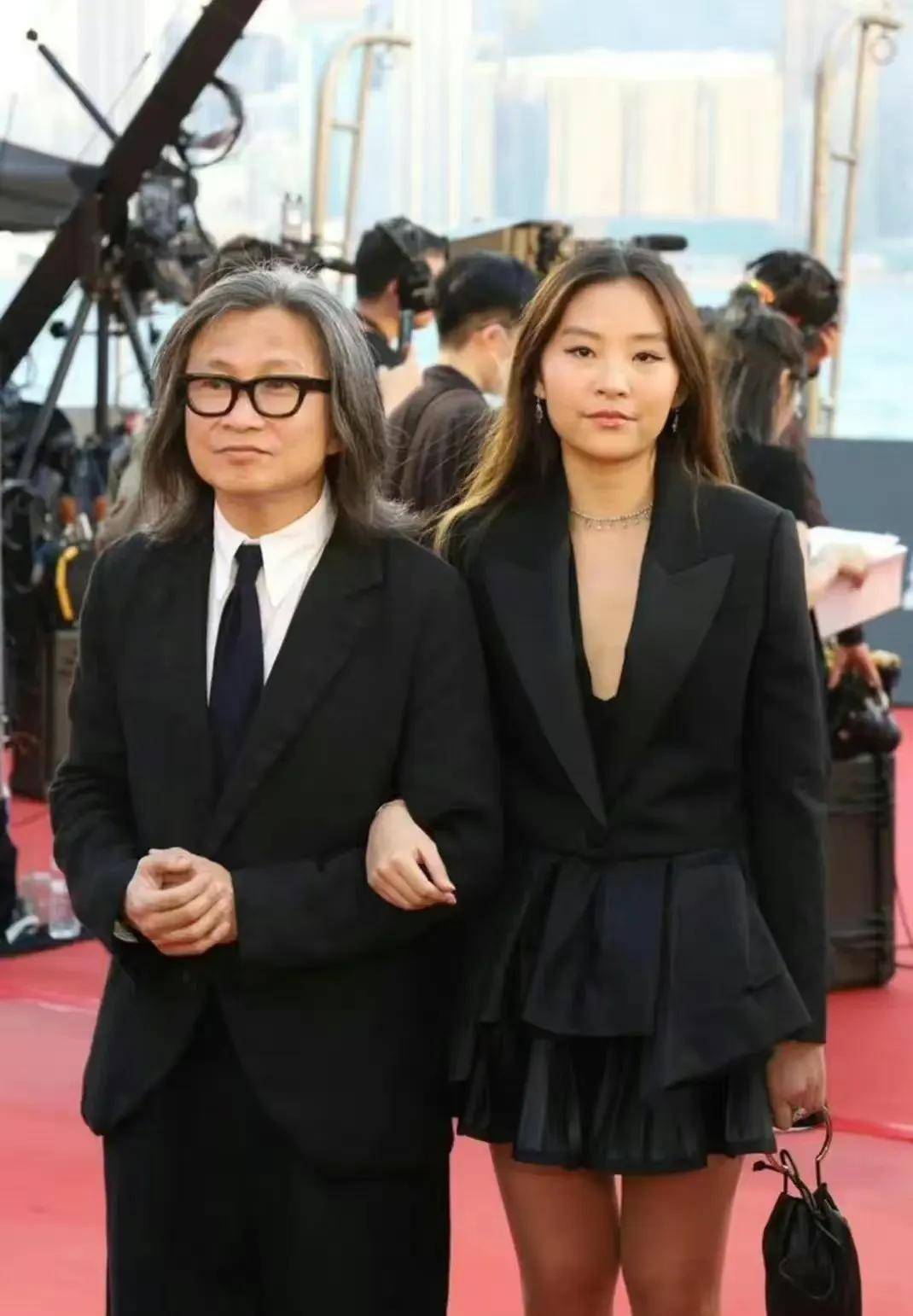 陈可辛和吴君如17岁的女儿一起拍广告,长相朴素,欧式穿搭_陈是知_衣着