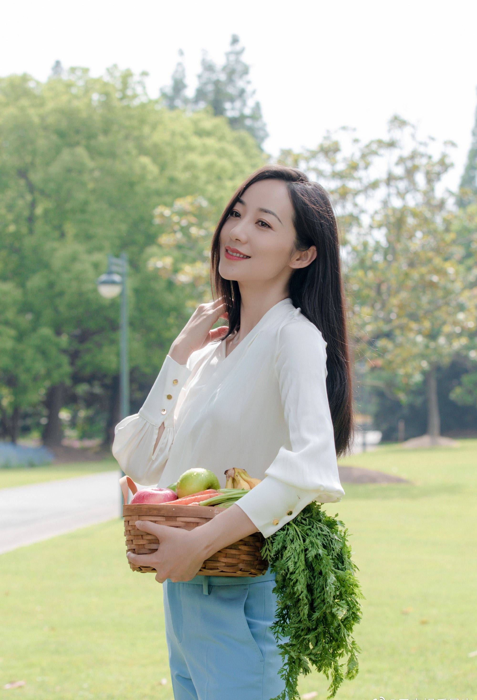 韩雪披肩长发白色衬衣优雅写真_造型_长裤_一身