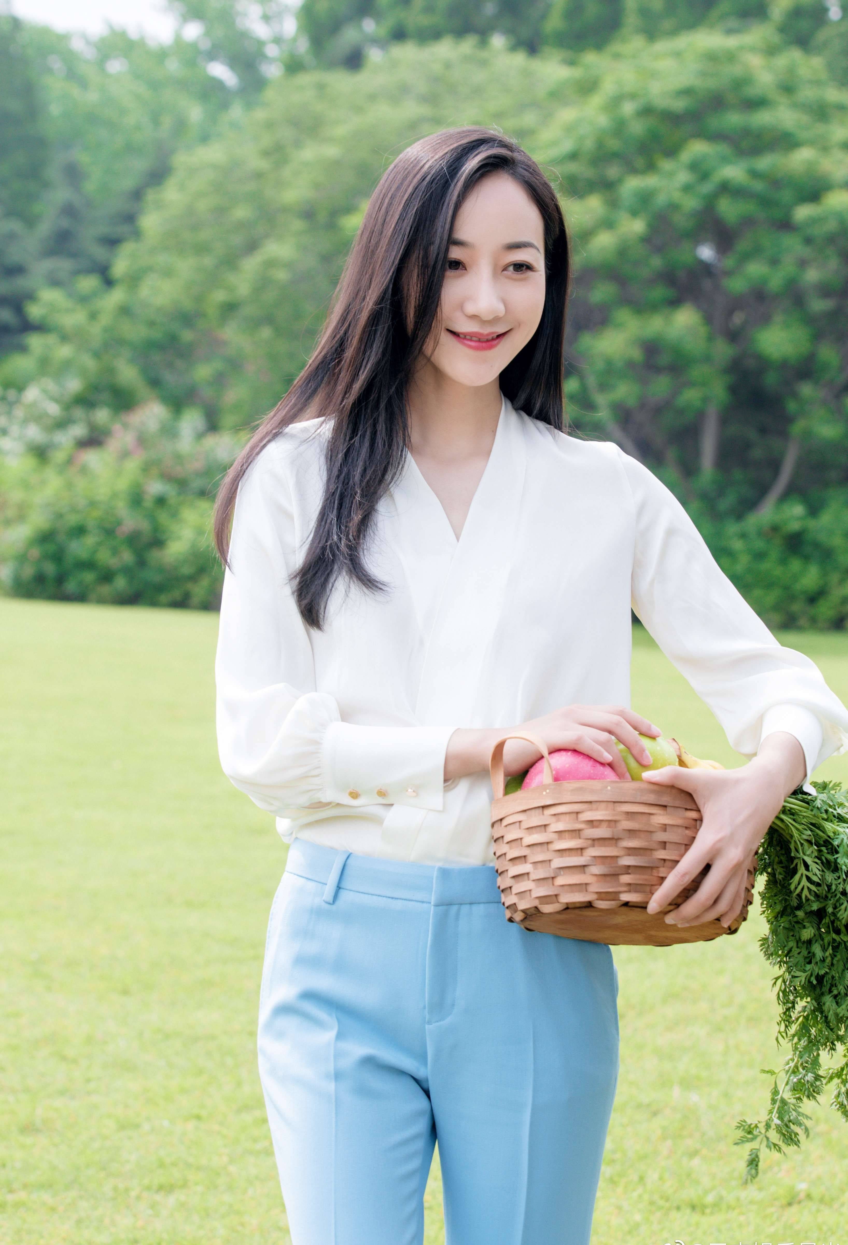 韩雪披肩长发白色衬衣优雅写真_造型_长裤_一身