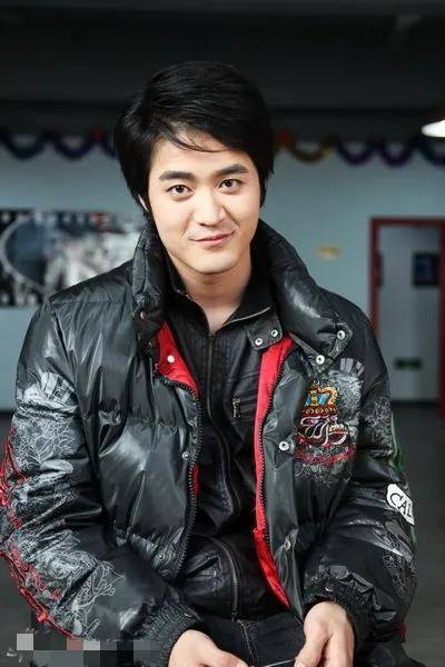 帅哥演员尚于博:26岁爆红,28岁自杀,17字遗书让人泪目_话剧_父母_家境