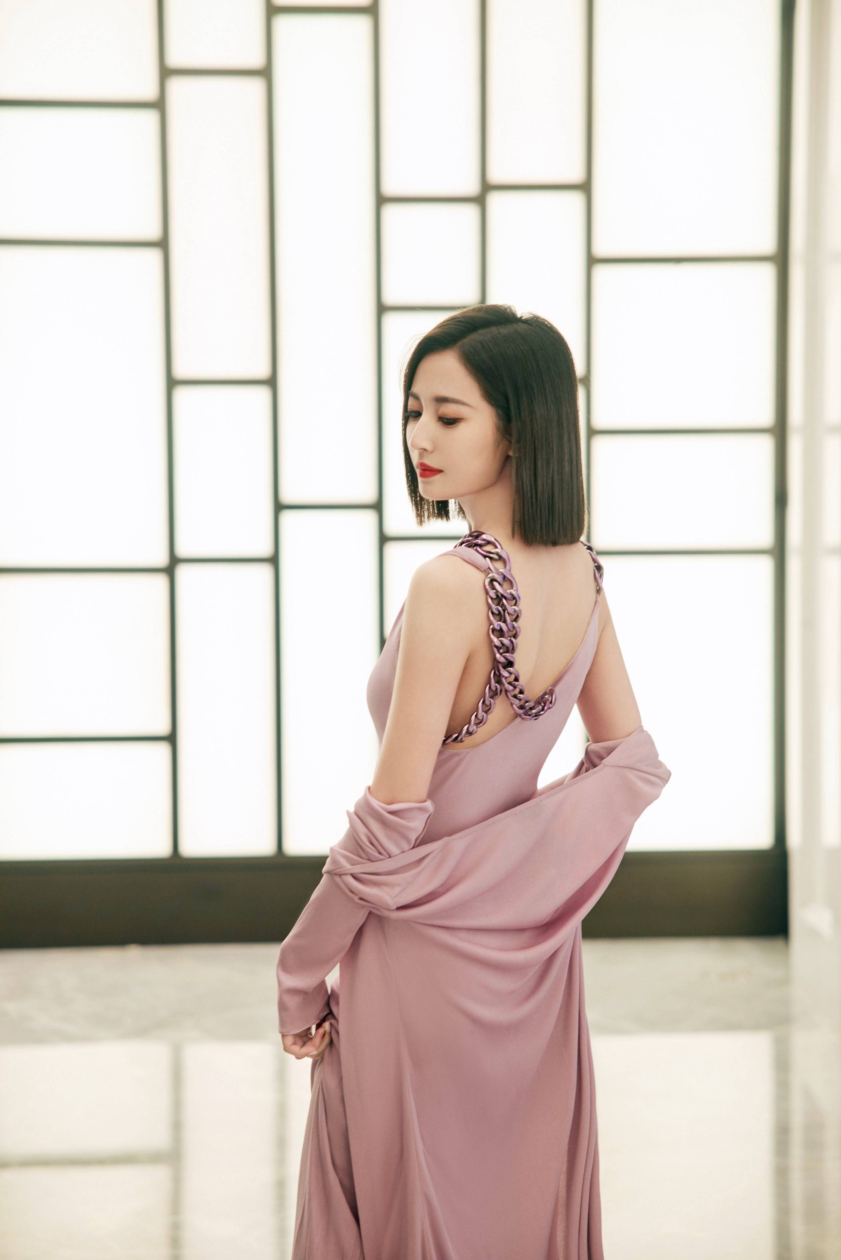 陈钰琪紫色连衣裙美背性感写真_气质