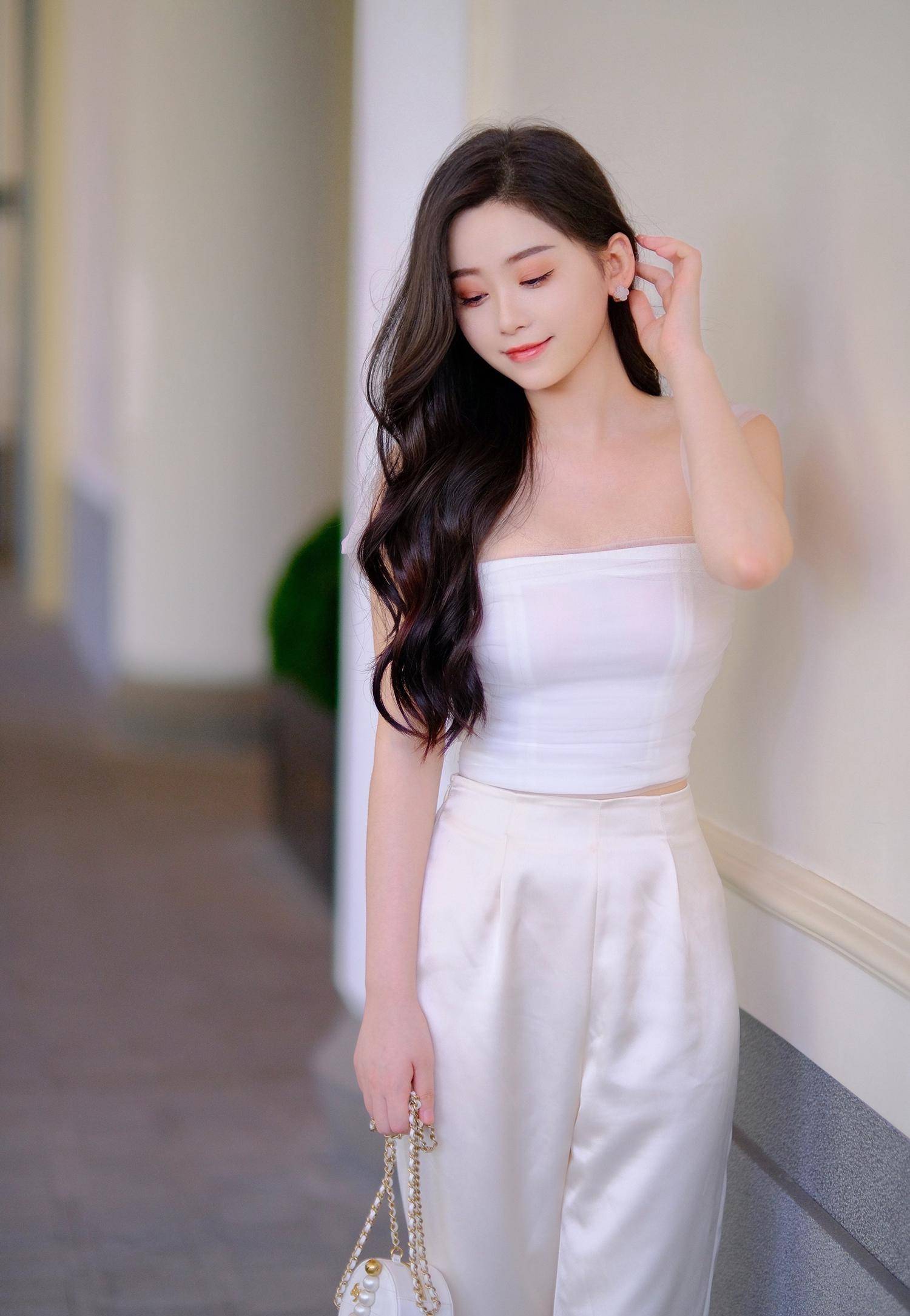 真丝吊带背心,修饰女孩身材线条感,秒变长腿辣妹_效果_款式_服装