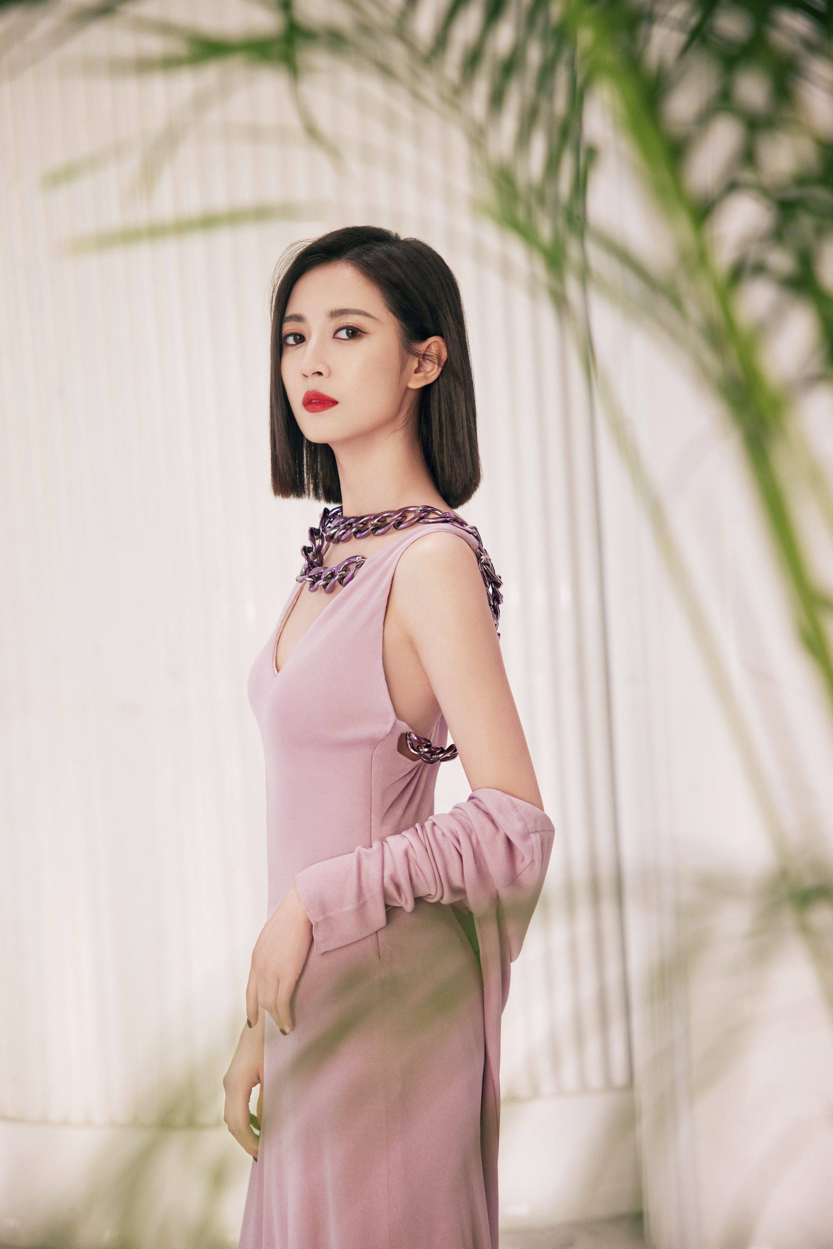 陈钰琪紫色连衣裙美背性感写真_气质