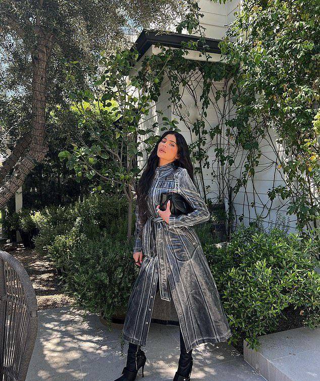 凯莉·詹娜穿皮裙坐沙发,用腿挡住产后小腹,戴了四个大戒指_特拉维斯