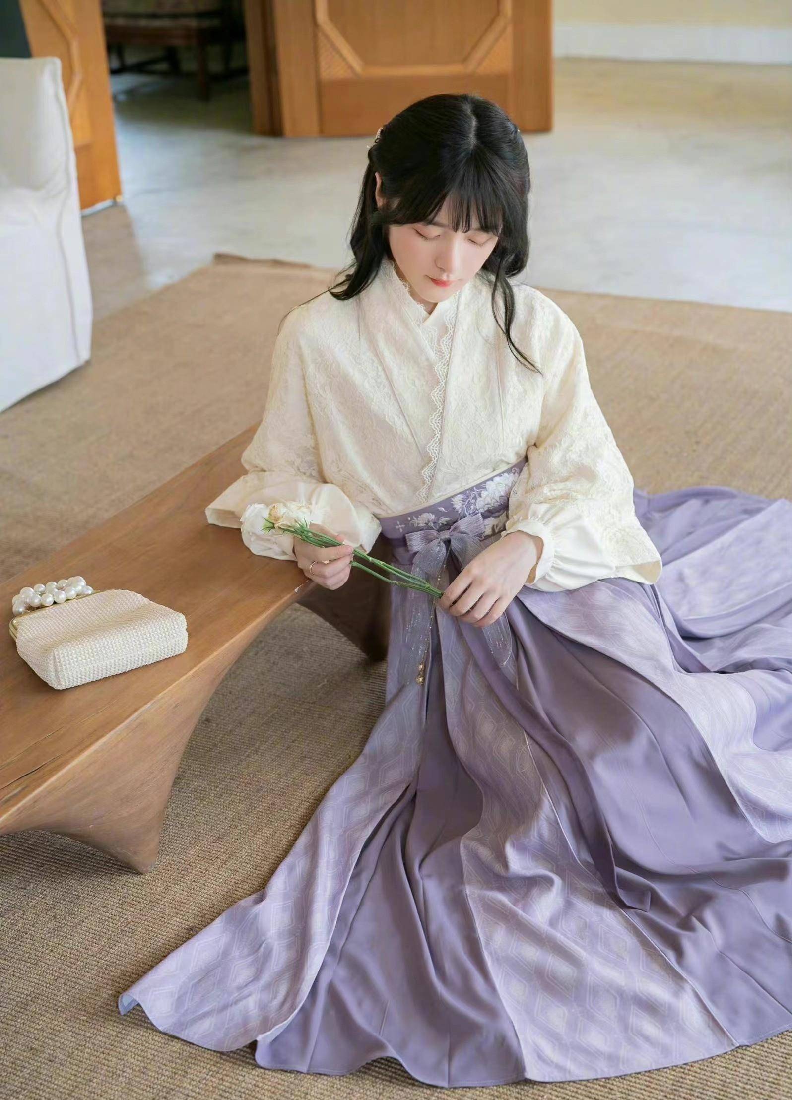 实际上现在很多品牌的古装都在寻求与现代的融合,徐娇的很多古风衣服