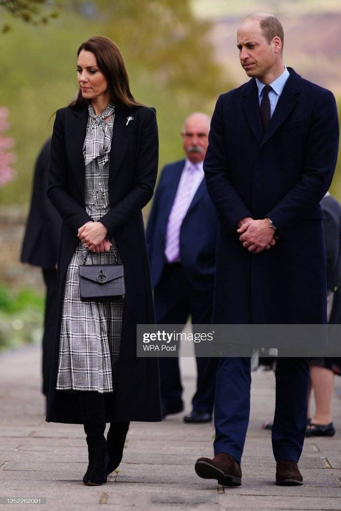 格子裙出镜,手提包被一名婴儿抢走,本尊的回应好感人_孩子_威廉_王子