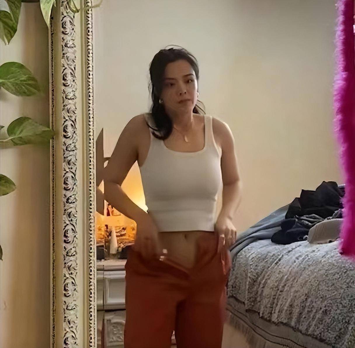 钟丽缇大女儿晒半裸上身照,此前与异性躺浴缸被嘲真会玩_张敏钧_照片