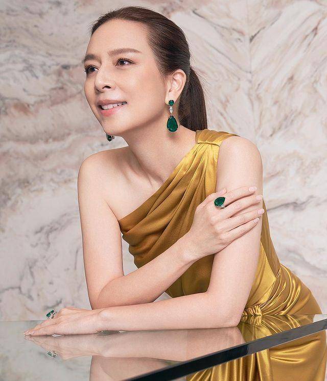 华裔美女:二婚嫁军官,拒绝泰王示好,57岁气质优雅比苏提达潇洒