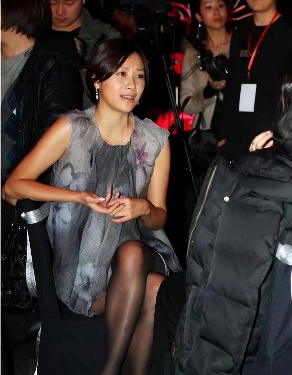 空心短袖搭配黑色丝袜,徐静蕾彻底回归自然,网友:俗美人