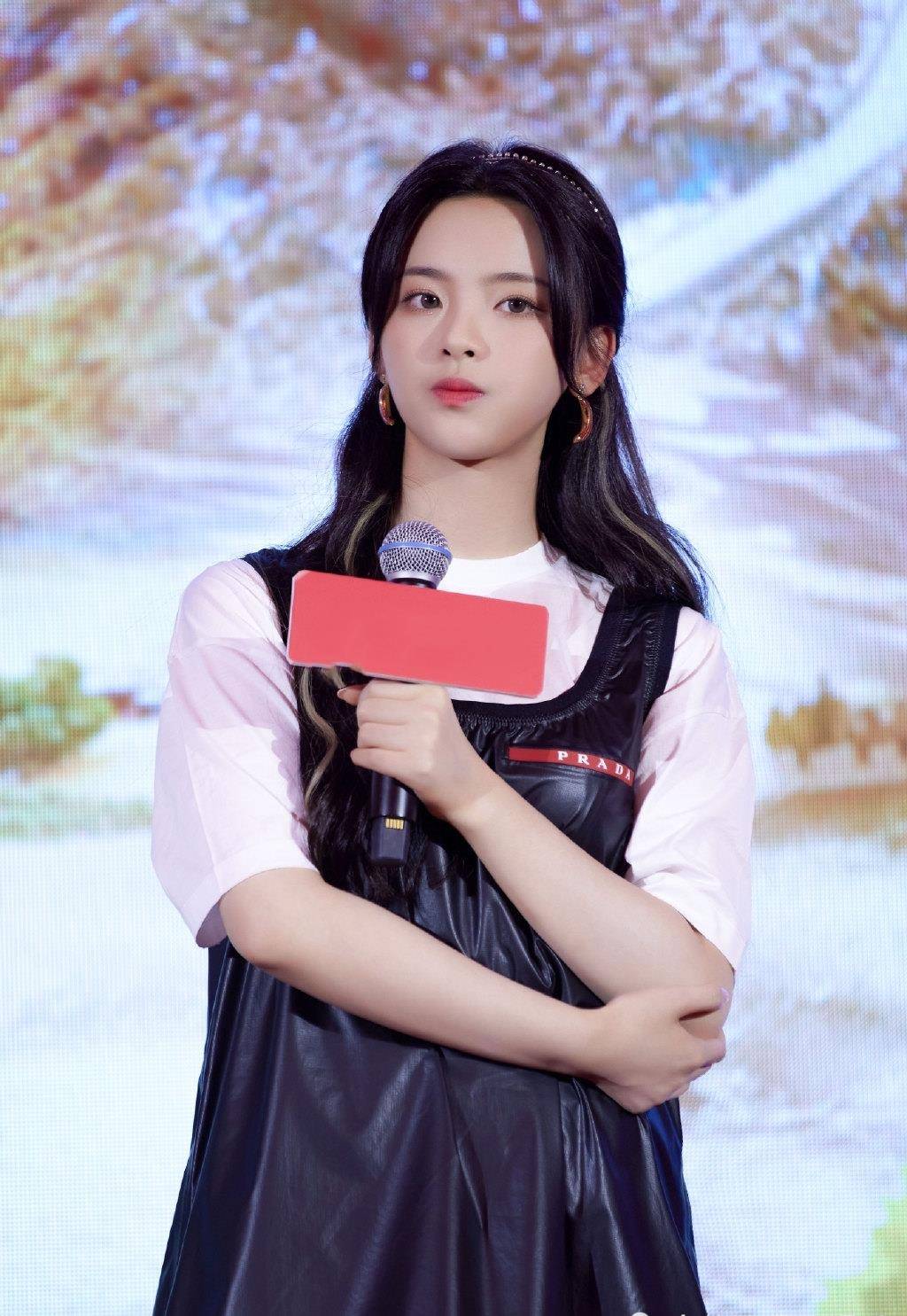 《极限挑战》寻宝之旅首张海报出炉:何洛洛风韵十足,杨超越热血澎湃