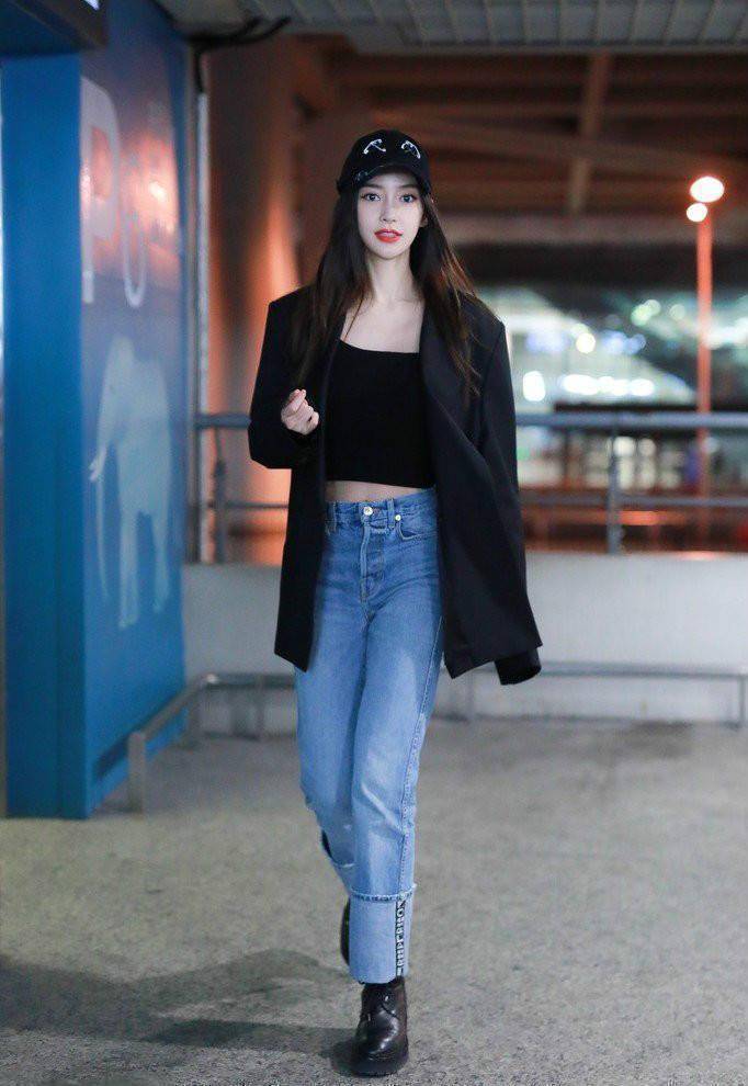 angelababy赶时髦!格子衬衫 a字裙,都当妈了咋穿得还像高中妹?