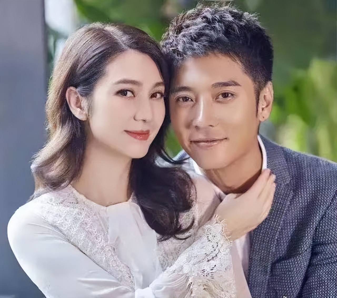 洪欣张丹峰再度联手直播,毕滢现身评论区留言,网友:太嚣张了_夫妻