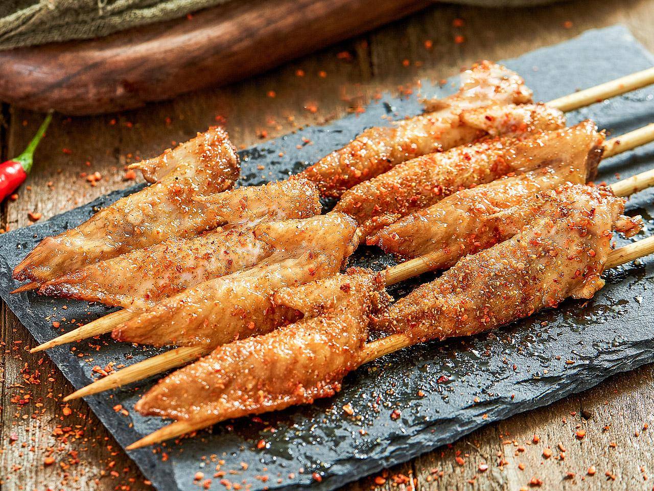 烤小棒:专注于中式精致烧烤,定位十分准确和吸引人