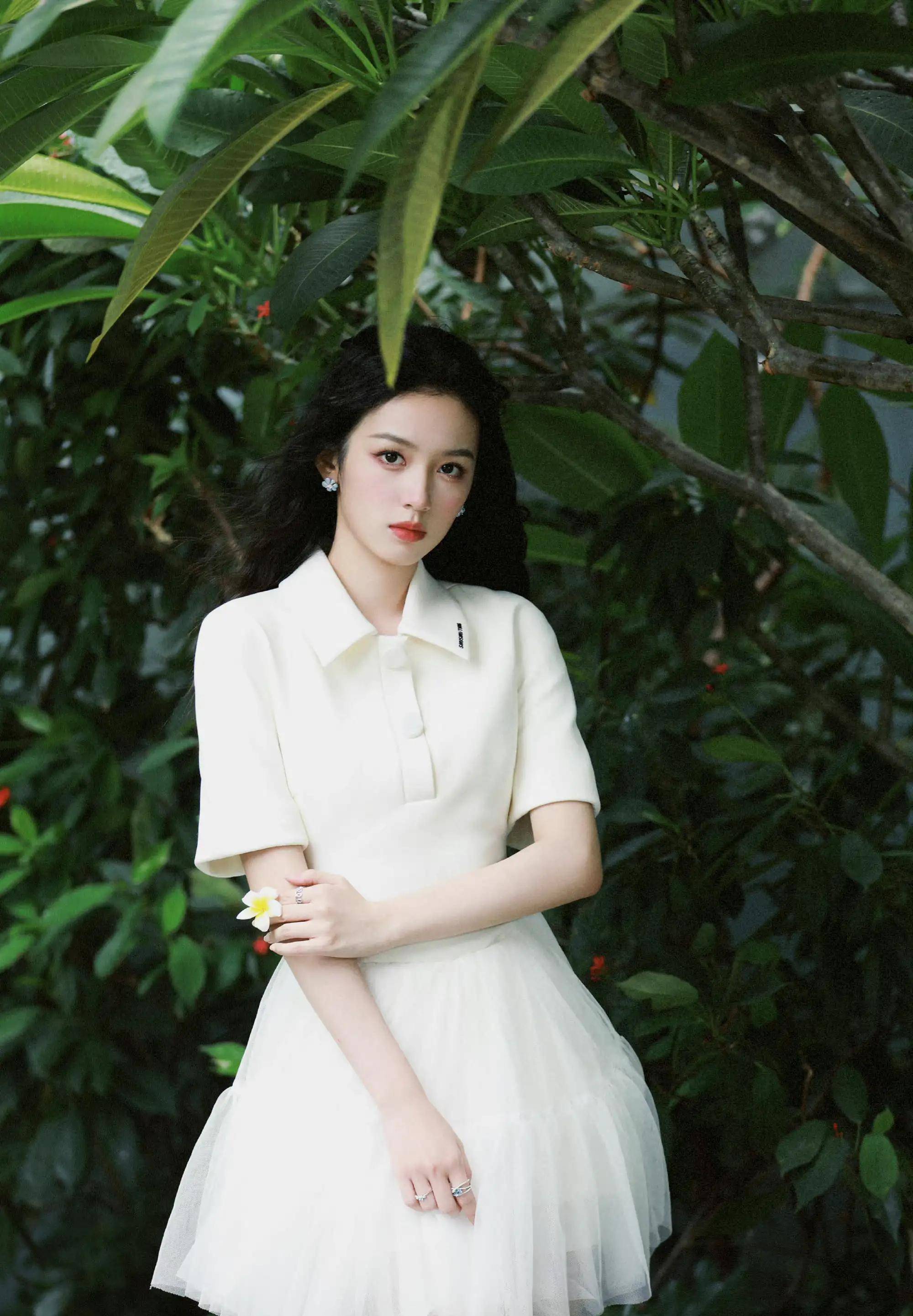 周也白裙少女造型仿佛自带花香_白色_眼睛_长发