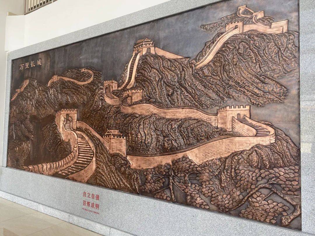 向母校敬献礼物——"万里长城"浮雕全体宣誓高三年级学生陈旺领誓青春