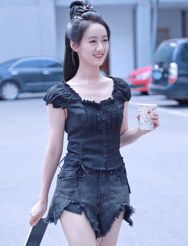 "三尖两刃"的牛仔短裤搭配束身衣,袁冰妍大秀迷人曲线!