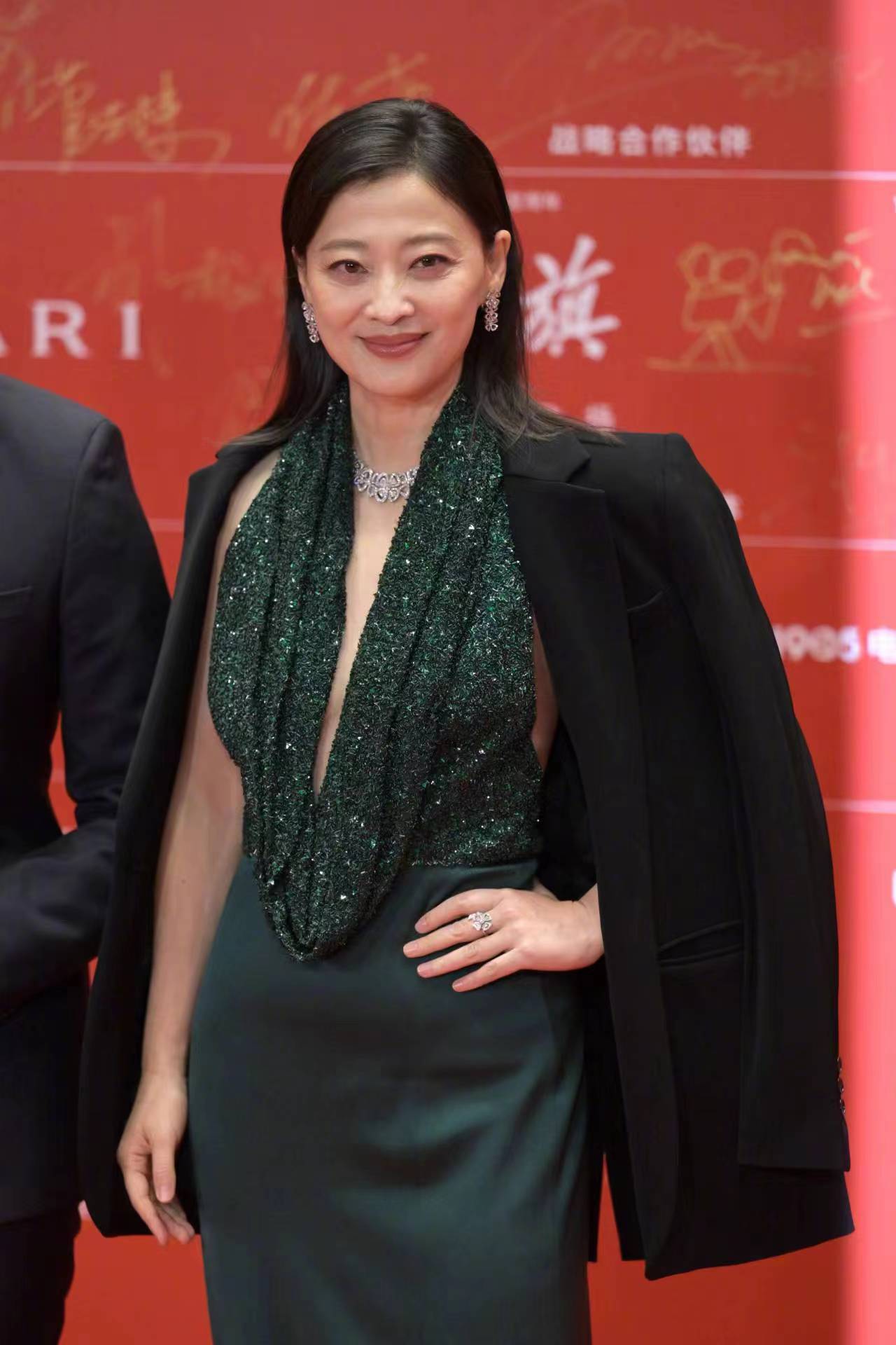 47岁梅婷穿挂脖深v越老越美,关晓彤勒出副乳胖了_礼服_效果_美貌