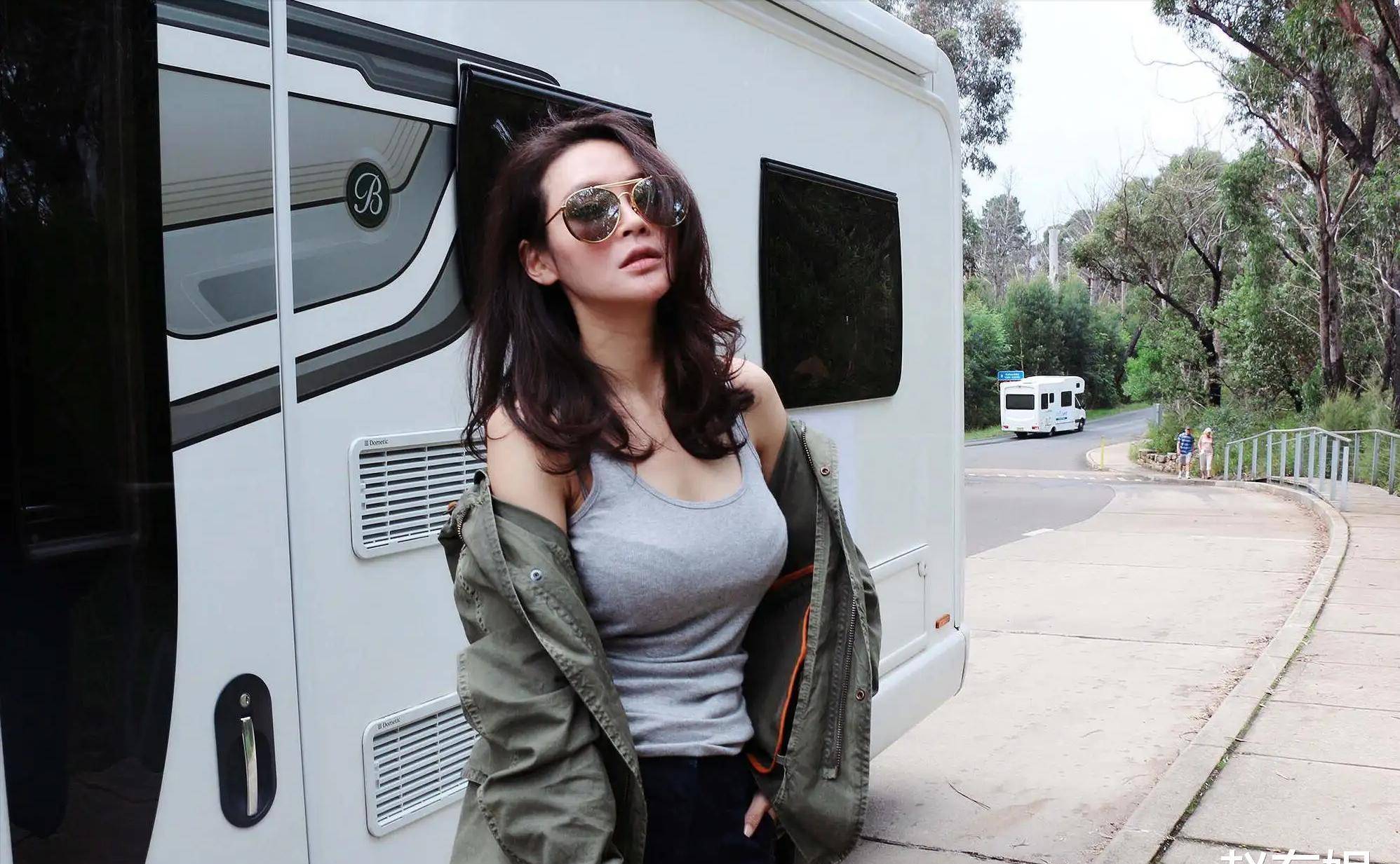 于明加:放弃外交官当演员,嫁大8岁圈外老公被宠成公主_胡俊_父母_工作