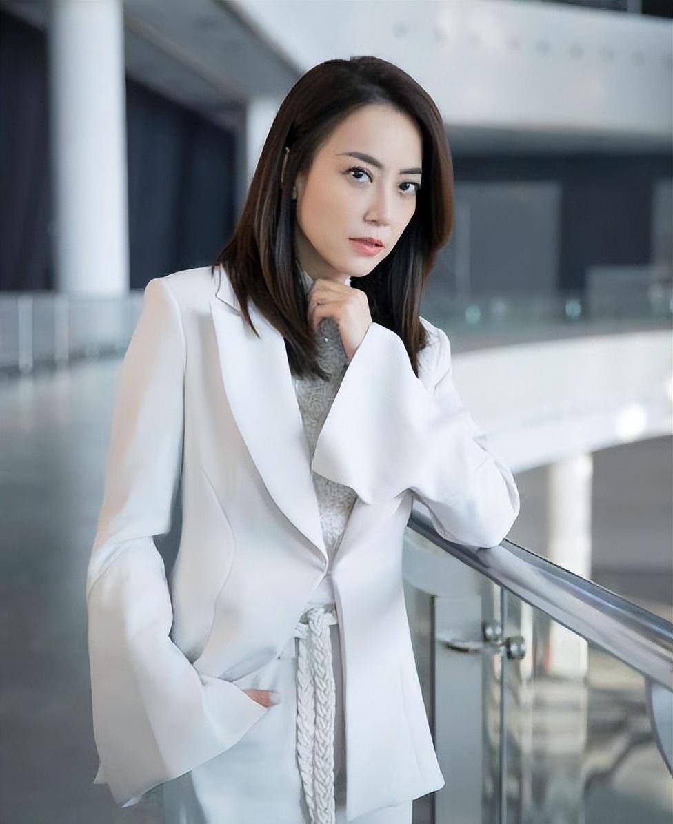 霍汶希:离开富豪男友却意外怀孕,谢霆锋:把孩子生下来我养你们_贺丹青