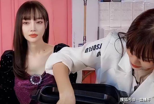 而贾乃亮,除了直播翻车之后,大家也再嘲笑他头顶的草原!