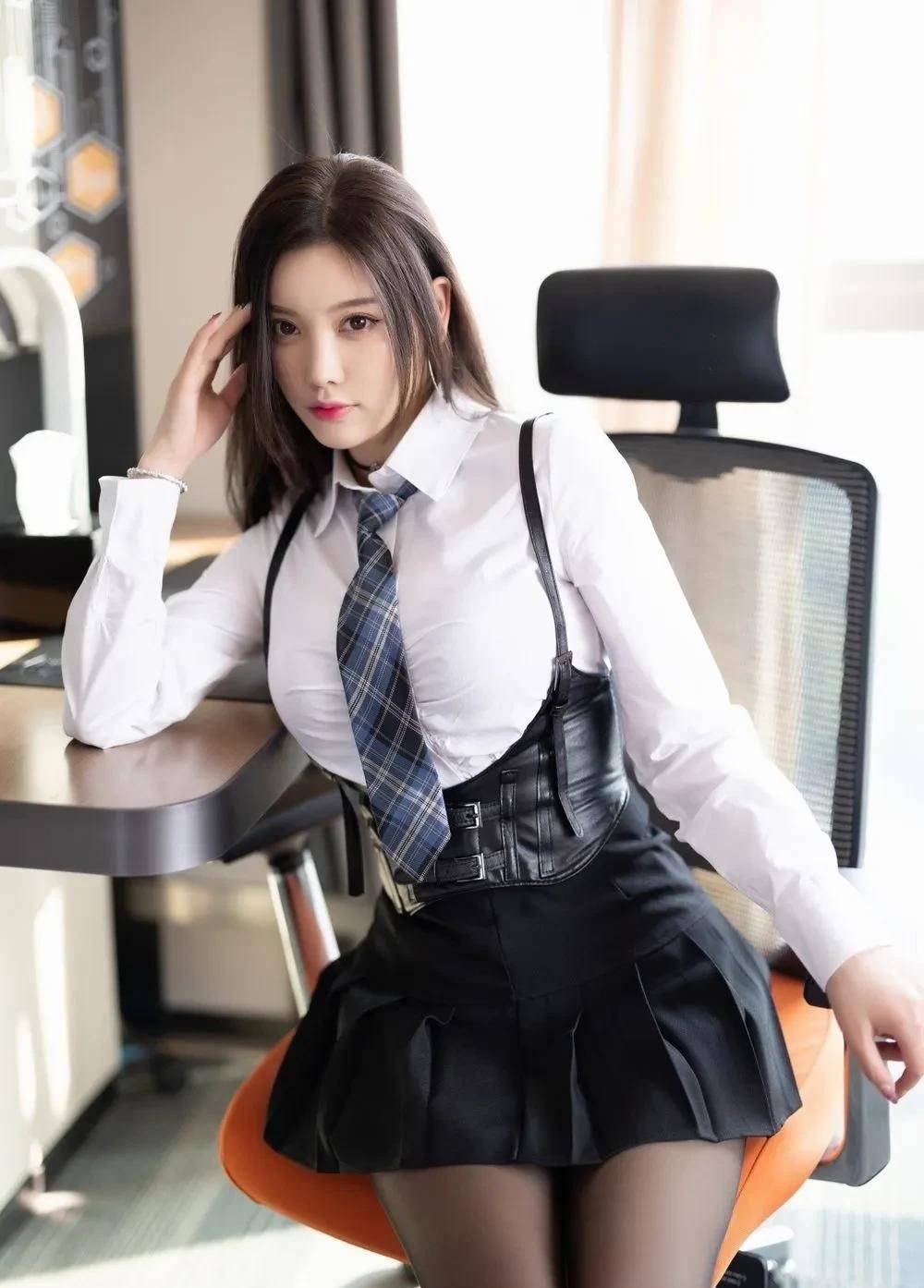 杨晨晨大家熟知的模特杨晨晨就有很多又甜又辣的制服风穿着,u型的皮革