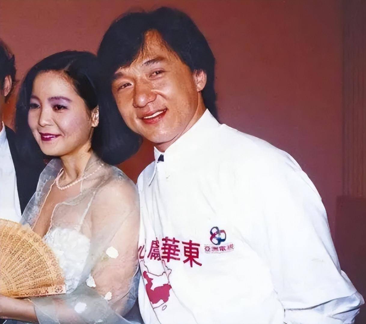 成龙女子林凤娇:年轻时美貌比肩林青霞,如今70岁依旧优雅迷人_家庭