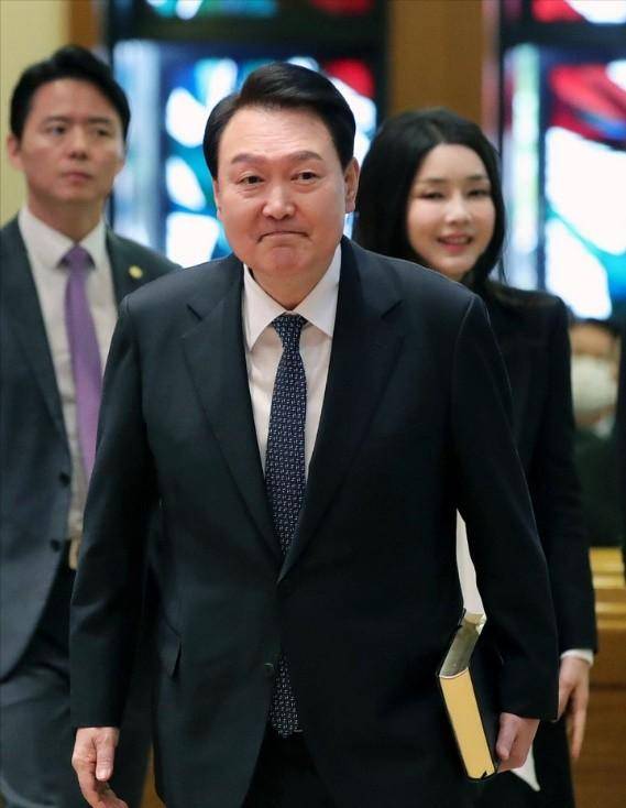 韩国第一夫人:40岁嫁尹锡悦,结婚10年没生孩子,养