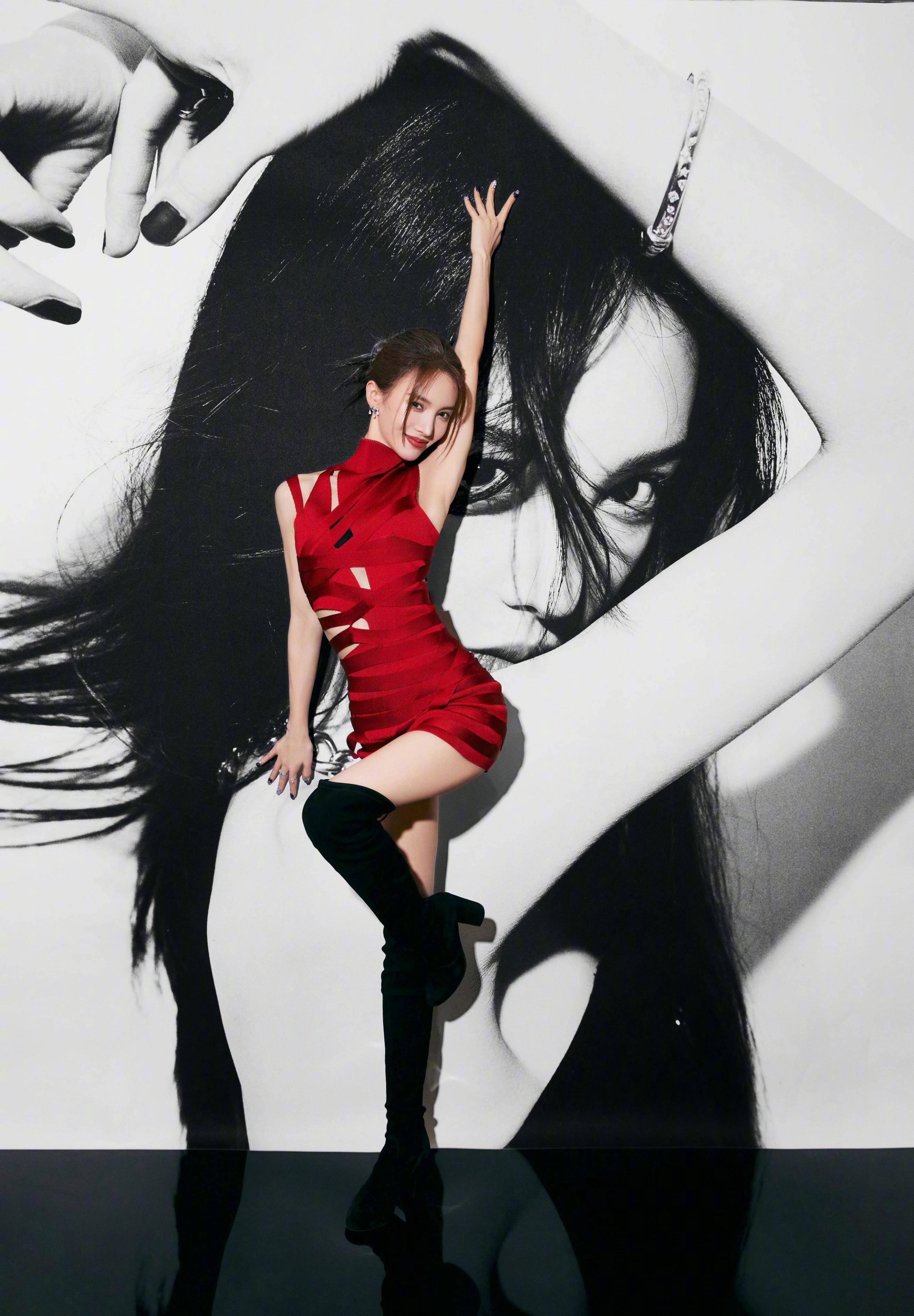 金晨红色绑带紧身裙,性感美艳舞台造型惊艳_身材_曲线_服装