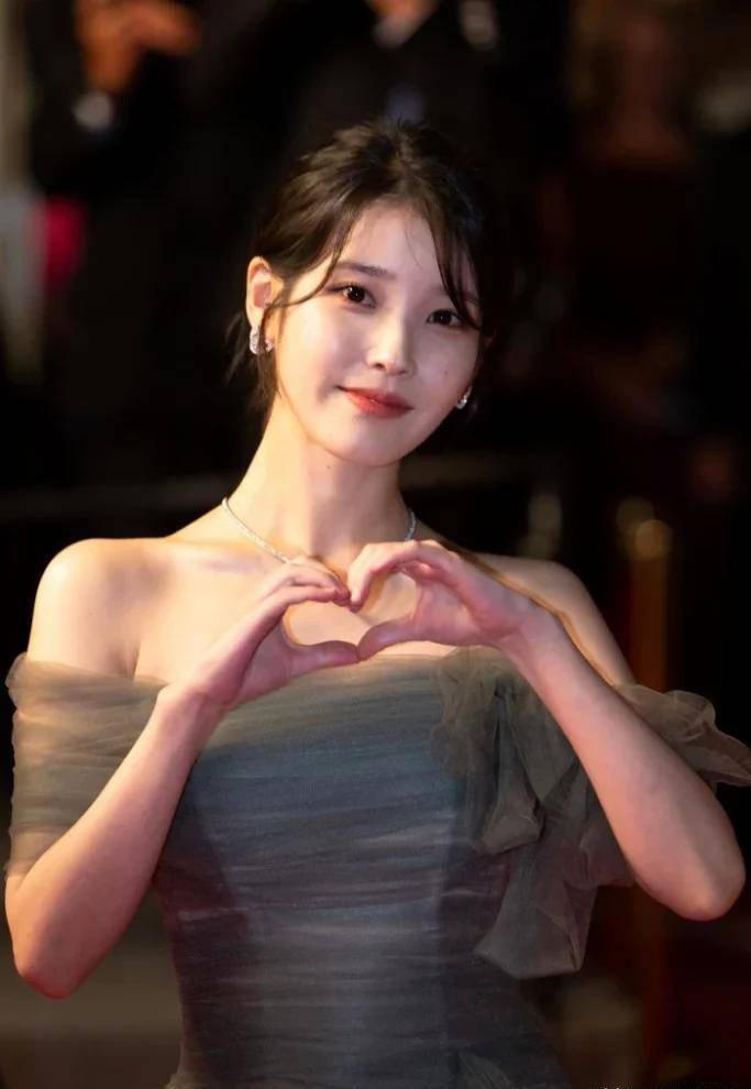 iu也特地以简约典雅的盘发造型凸显出精致首饰和白皙锁骨!