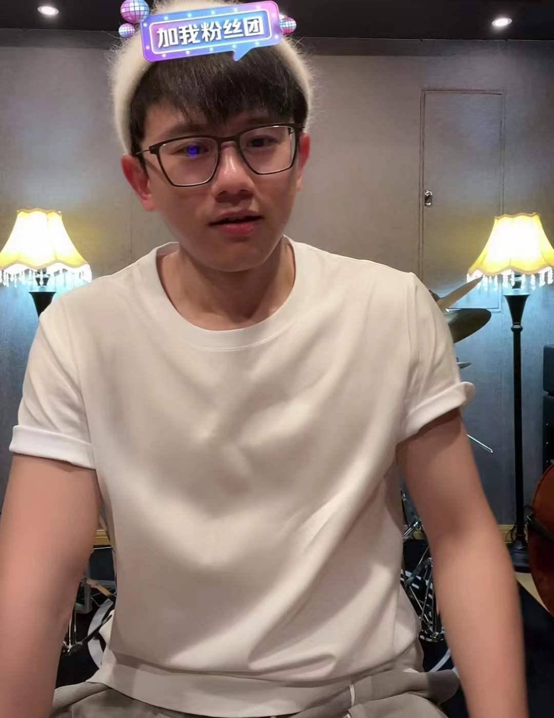 张杰说,自己在家时会练练歌,弹弹琴,趁这段时间好好地给自己充充电.