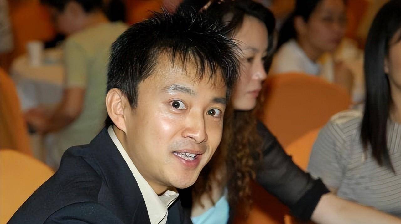 央视主持人管彤还是那么漂亮大方!