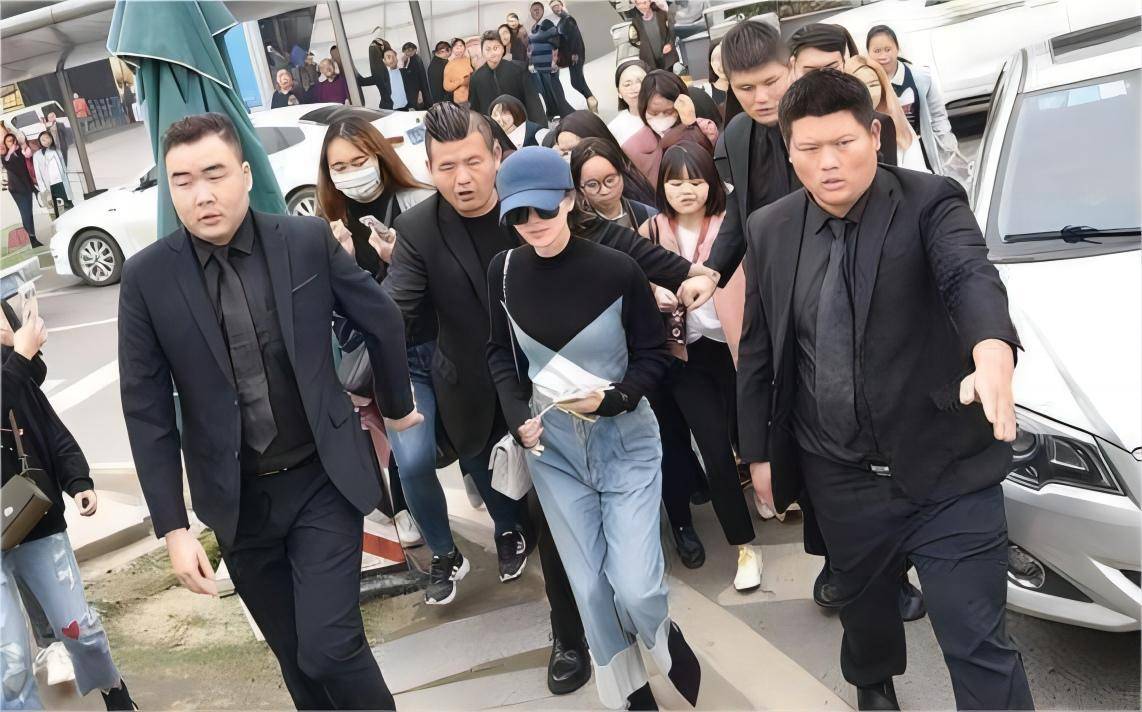 而这种现象扩散的也是非常快,张艺谋曾近导演一部电影时就指出,有位