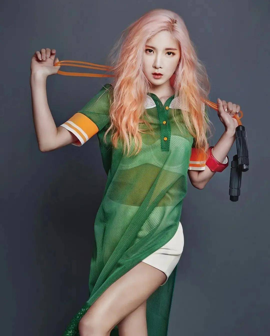 尽管身高只有160cm,但赵贤荣的身材却很棒,当然她的"肉荣"外号并不是