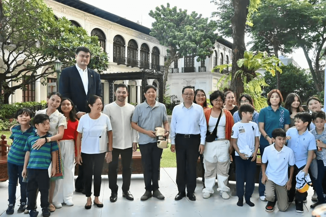 姚明获菲律宾总统邀约,大合影鹤立鸡群,比身边人高出一截_中国篮协