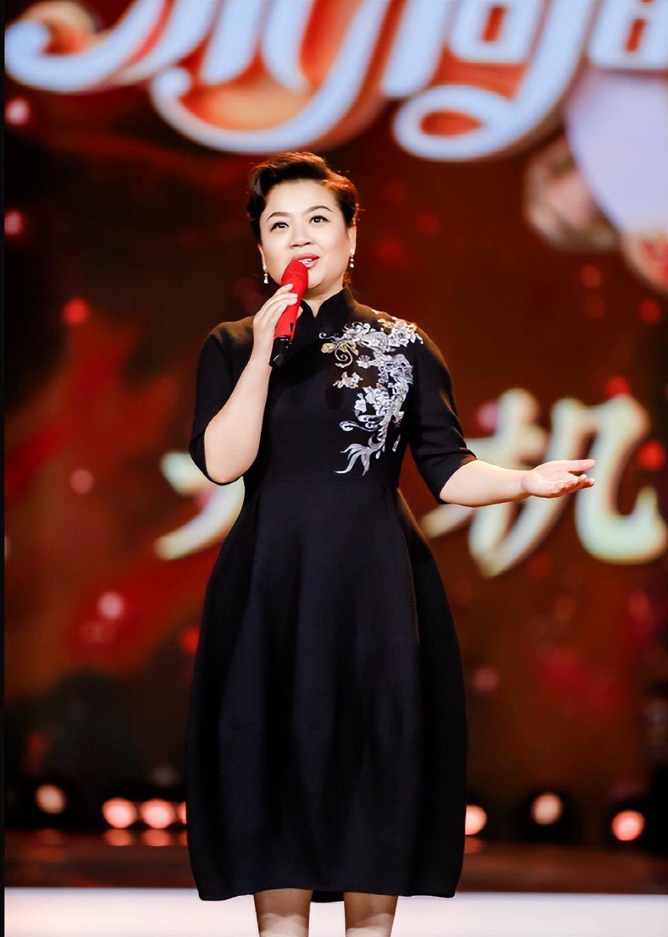 歌唱家张也低调现身农村!