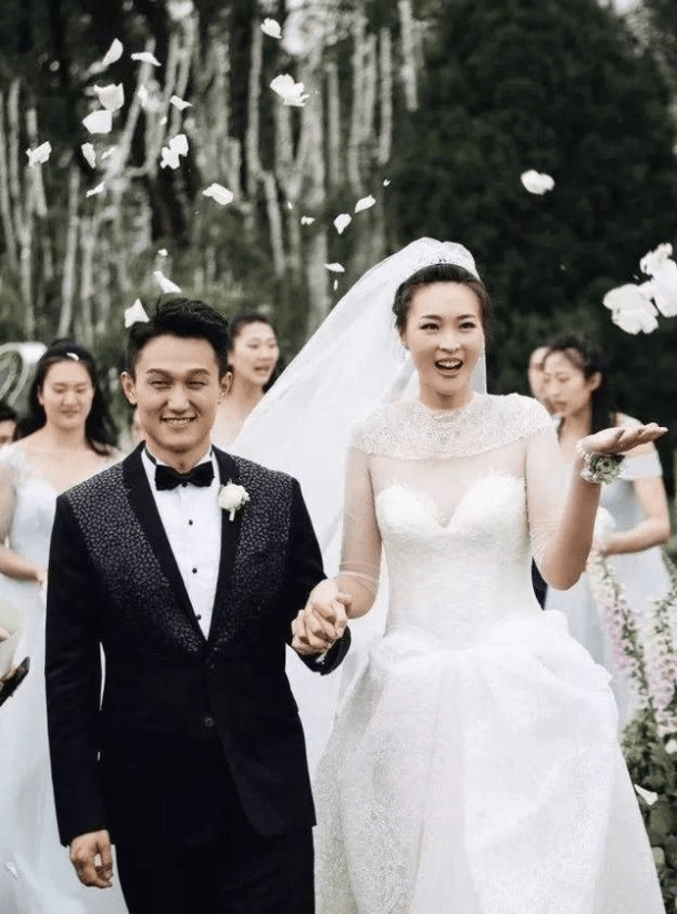 前女排队长惠若琪晒全家福,庆祝结婚5周年,被学霸老公甜搂怀中_杨臻博