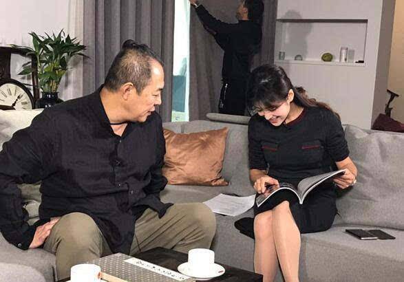 64岁张铁林曝近况,挺肚腩模样不修边幅,出售的书法作品褒贬不一_事情