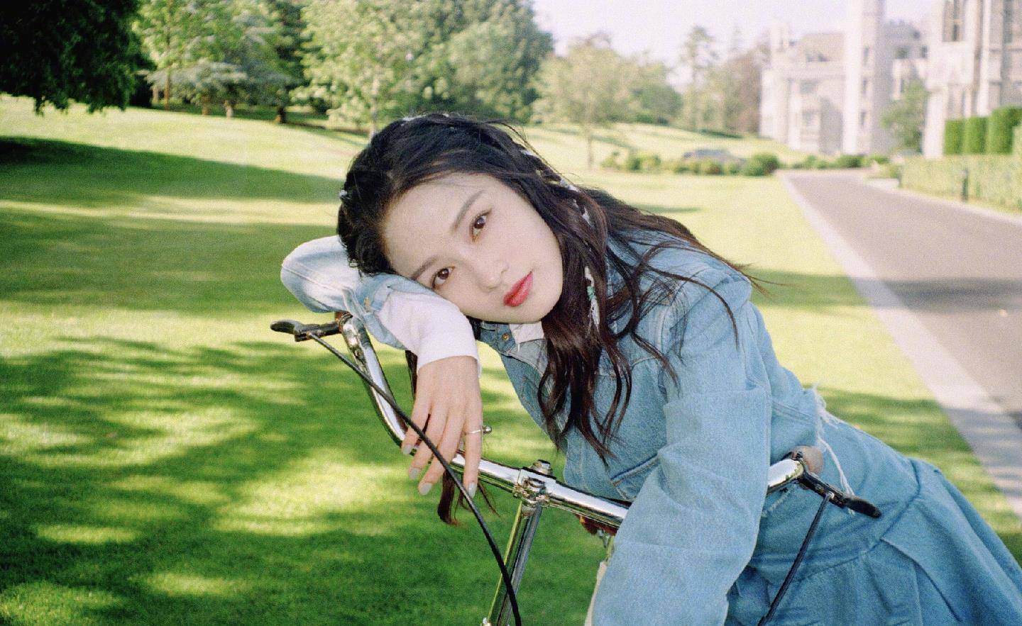 李沁春季出游照曝光,牛仔套装超少女,软萌造型惹人爱