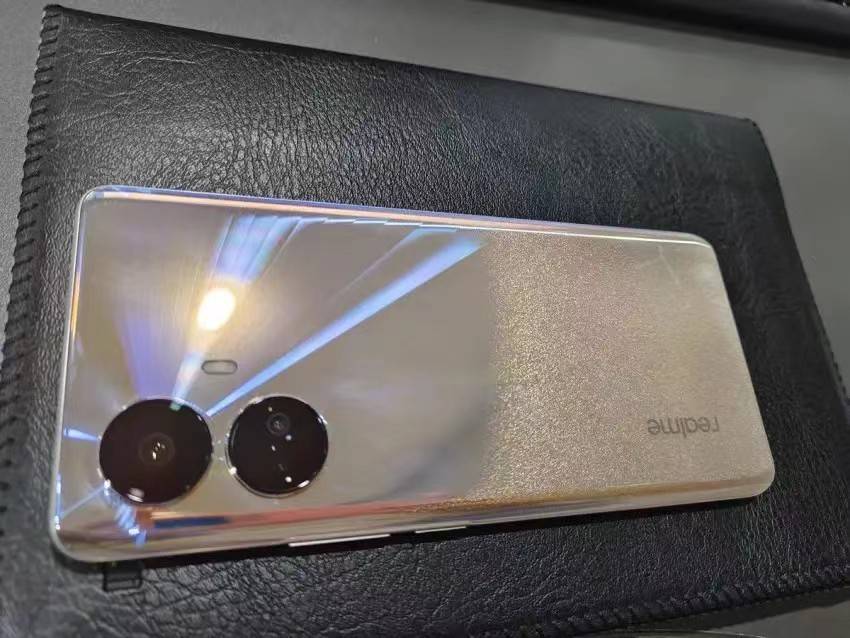 真我10 pro 后置四摄,主摄为一亿像素的三星hm2传感器,支持9合1像素