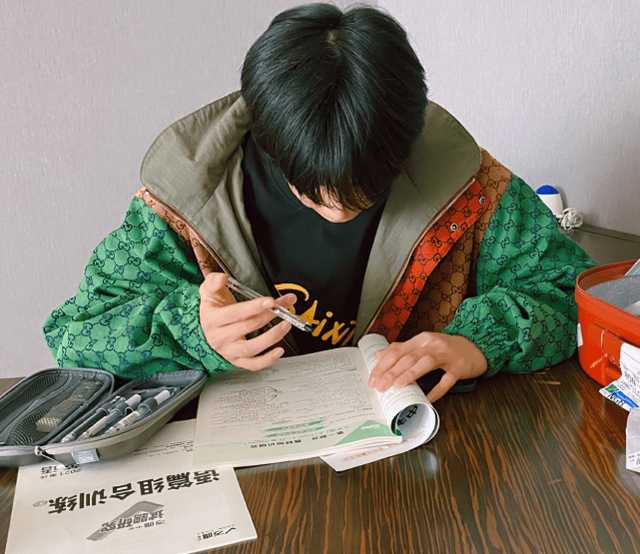 刘耀文好惨呀,情人节礼物是一桌作业,熬到双眼通红还没写完_照片_中考