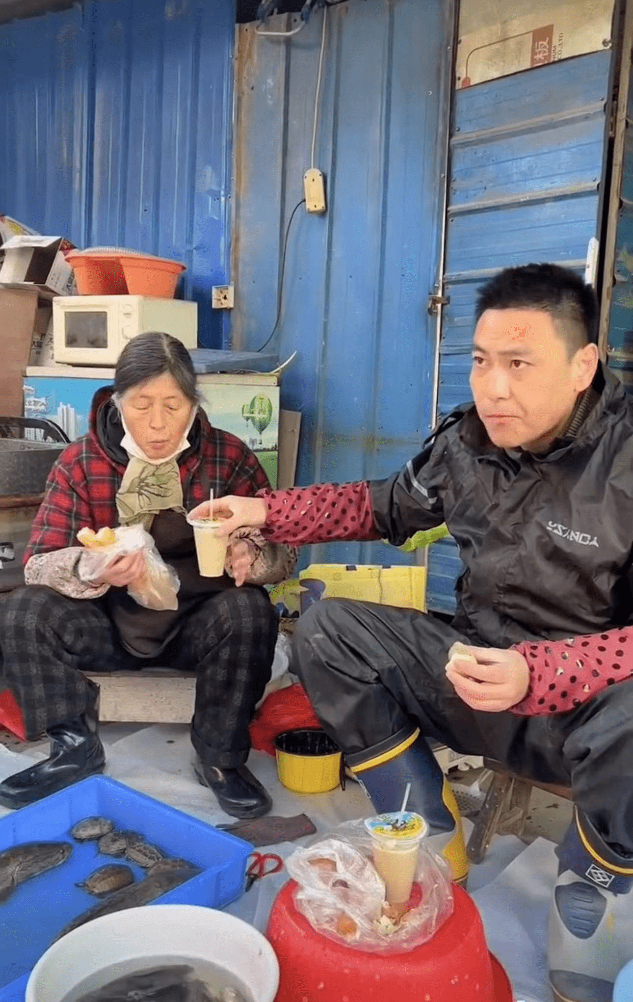 40演员不拍戏卖鱼近一年!